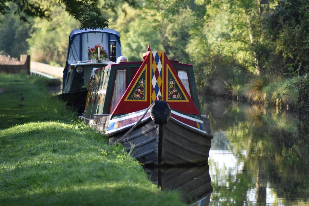 canal-boat-on-aquaduct-henley-in-arden-one-of-the-pretty-villages-near-birmingham